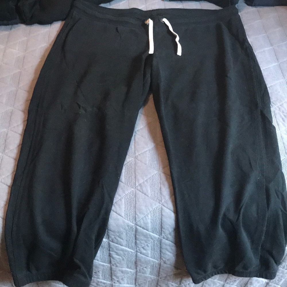 Black cropped joggers
